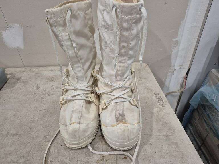 Pair of Felt Lined Winter Boots (Possibly Men's Size 6)