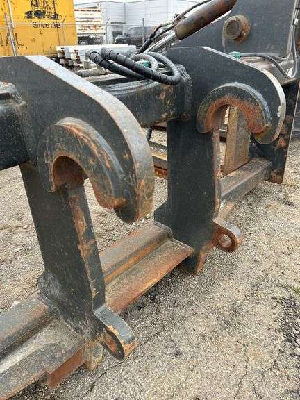 NM Attachments 96 in Q/C Pipe Wheel Loader Grapple (Fits John Deere 744K)