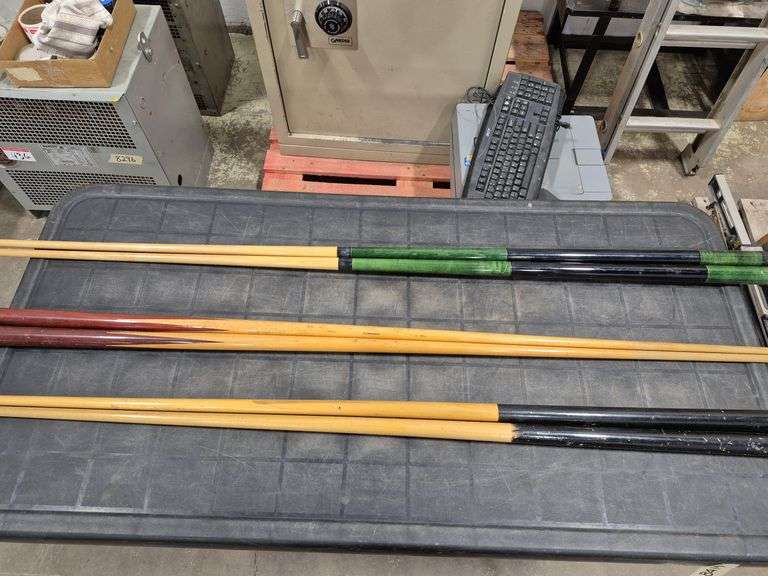Pool Ques & Incomplete Set of Snooker Balls