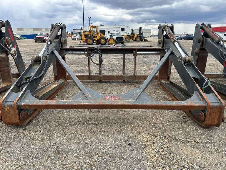 NM Attachments 96 in Q/C Pipe Wheel Loader Grapple (Fits John Deere 744K)