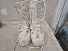 Pair of Felt Lined Winter Boots (Possibly Men's Size 6)
