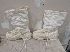 Pair of Felt Lined Winter Boots (Possibly Men's Size 6)