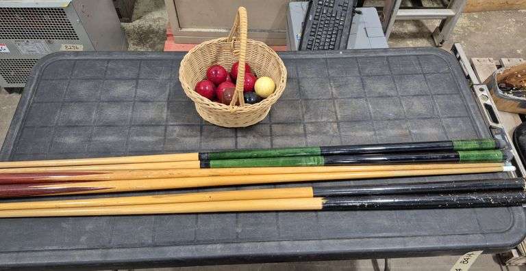 Pool Ques & Incomplete Set of Snooker Balls