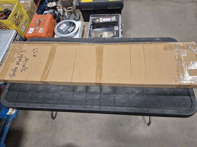 Spoiler (Box marked to fit a Tesla Model 3)