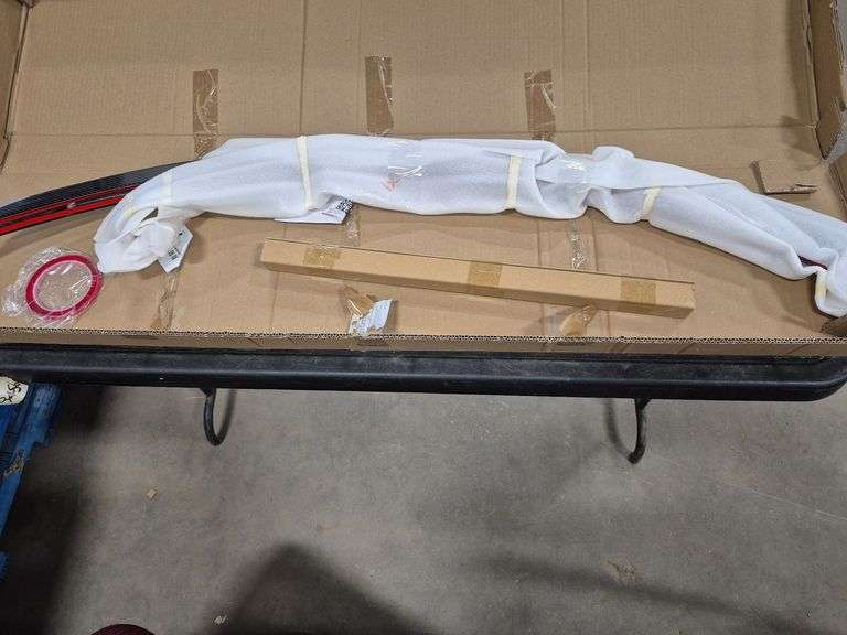 Spoiler (Box marked to fit a Tesla Model 3)