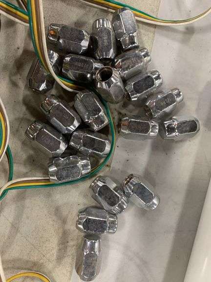 Pair of Magnetic Trailer Light and Lugnuts