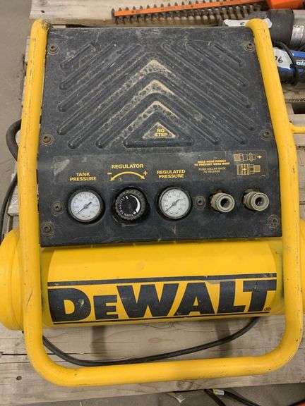 DEWALT Heavy Duty 2-gallon 150 PSI Max Trim Compressor D55141