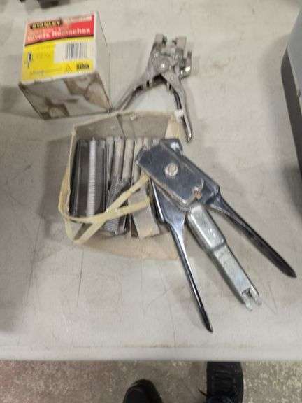 Upholstery hog ring plyers