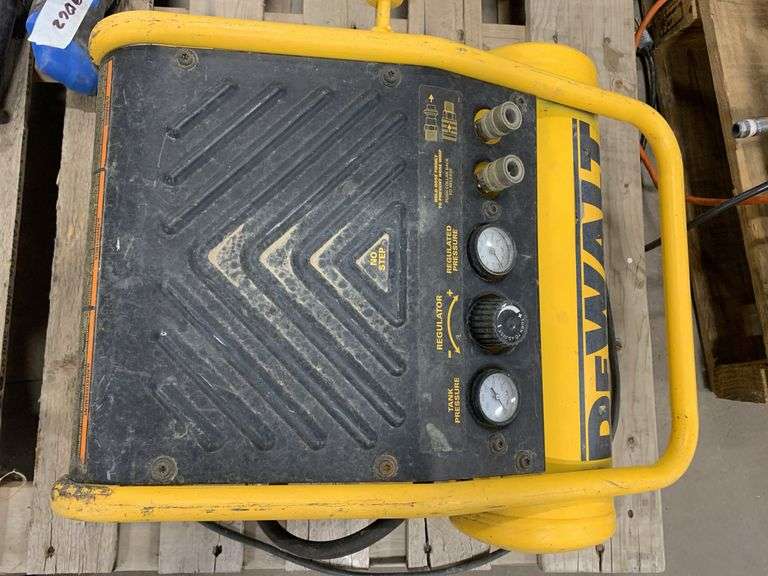 DEWALT Heavy Duty 2-gallon 150 PSI Max Trim Compressor D55141