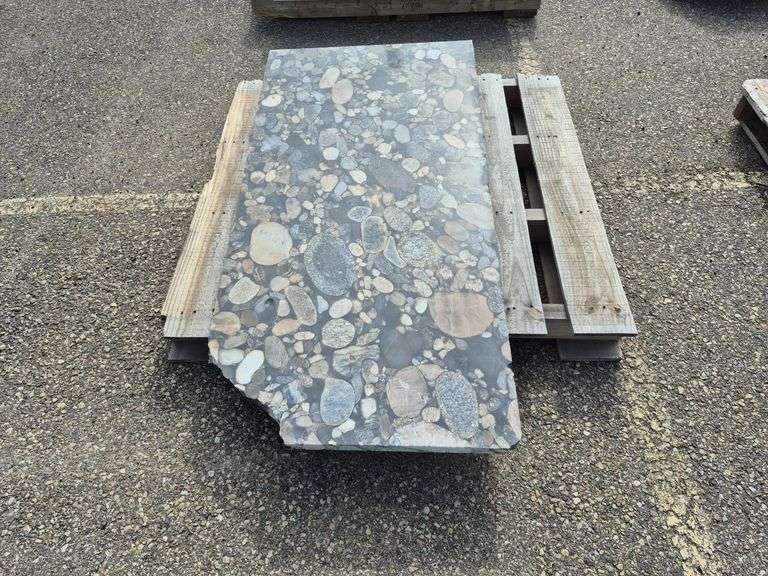 Slab of Granite (Black/Grey/White/Beige Colors Looking like Rocks)