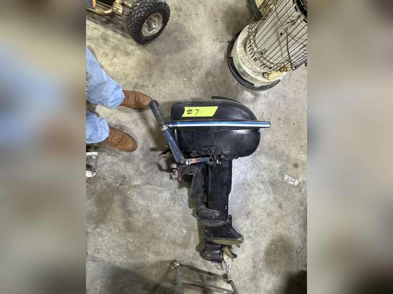 BOAT MOTOR
