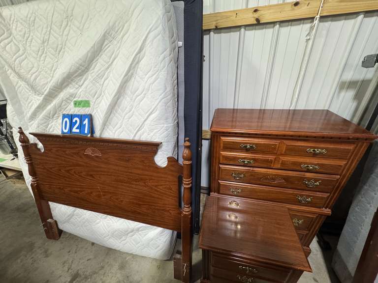 BROYHILL 3PC BEDROOM SUITE (QUEEN)