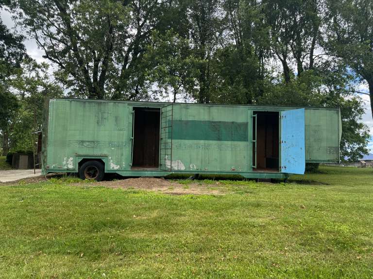 40FT TRAILER AT EXTENSION OFFICE