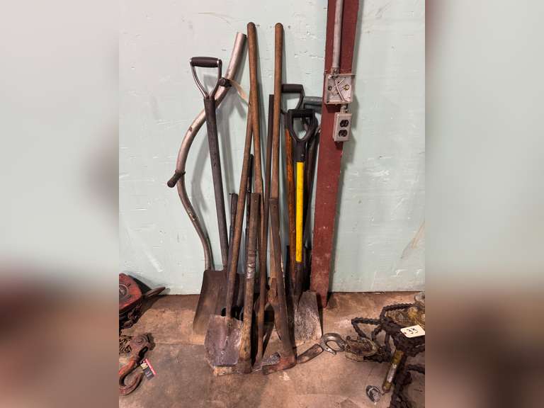 SELECTION OF HAND TOOLS