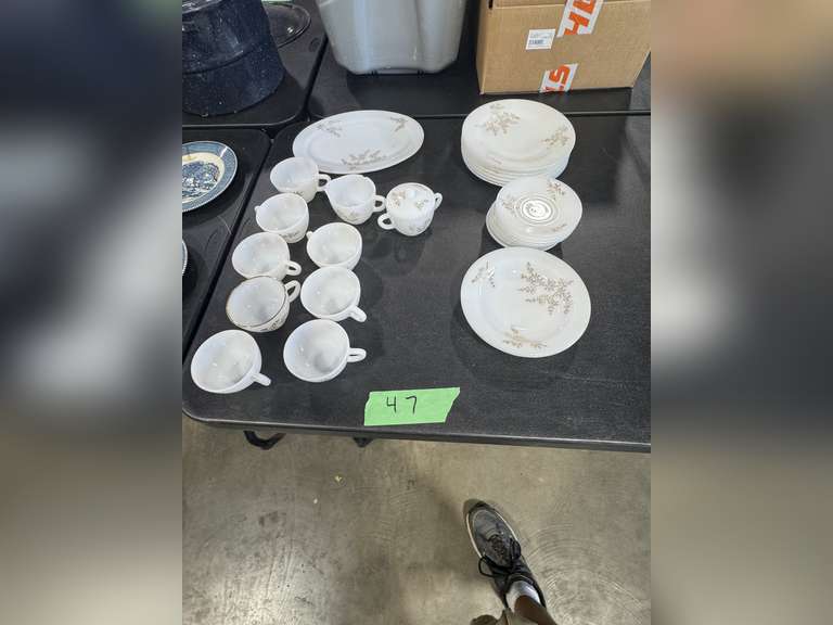 28PC MADE IN USA DINNERWARE