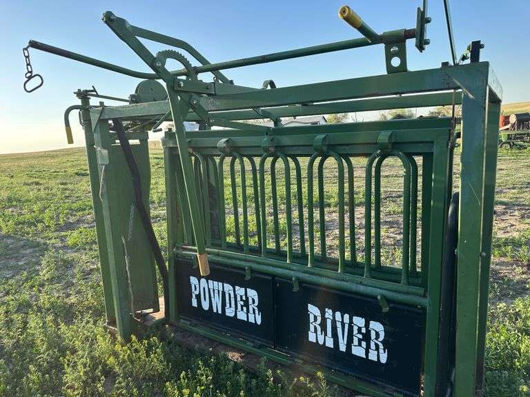 Powder River manual squeeze chute