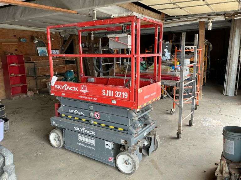 Skyjack scissor lift 3219