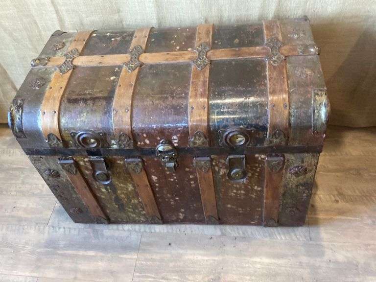 Wheelled steamer trunk
