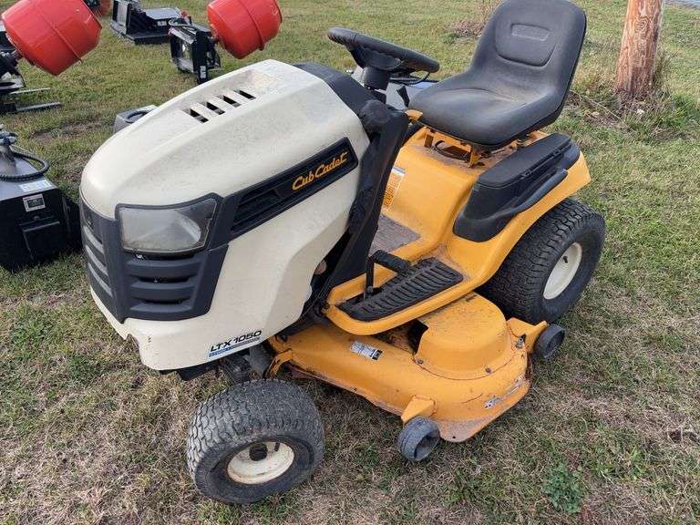 Cub cadet LTX1050 lawn mower