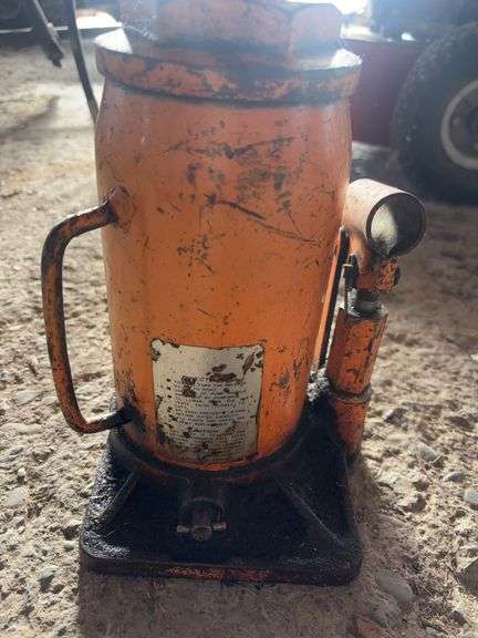 Hydraulic jack orange