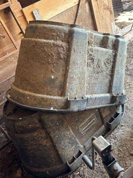 Rubbermaid 100 gal. feed buckets