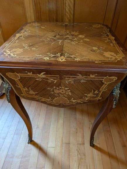Decrotive drop leaf table