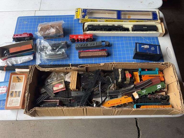 Model trains+ - Gregg Auctions