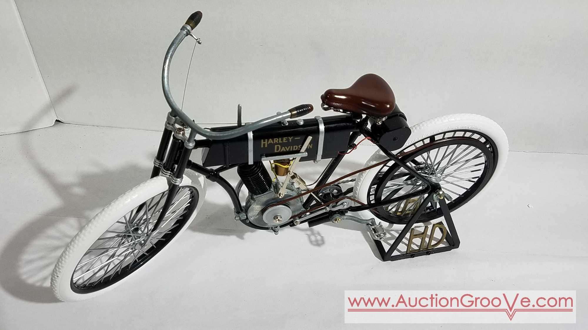 1903-1904 Harley Davidson Motorcycle, authentic replica. Diecast