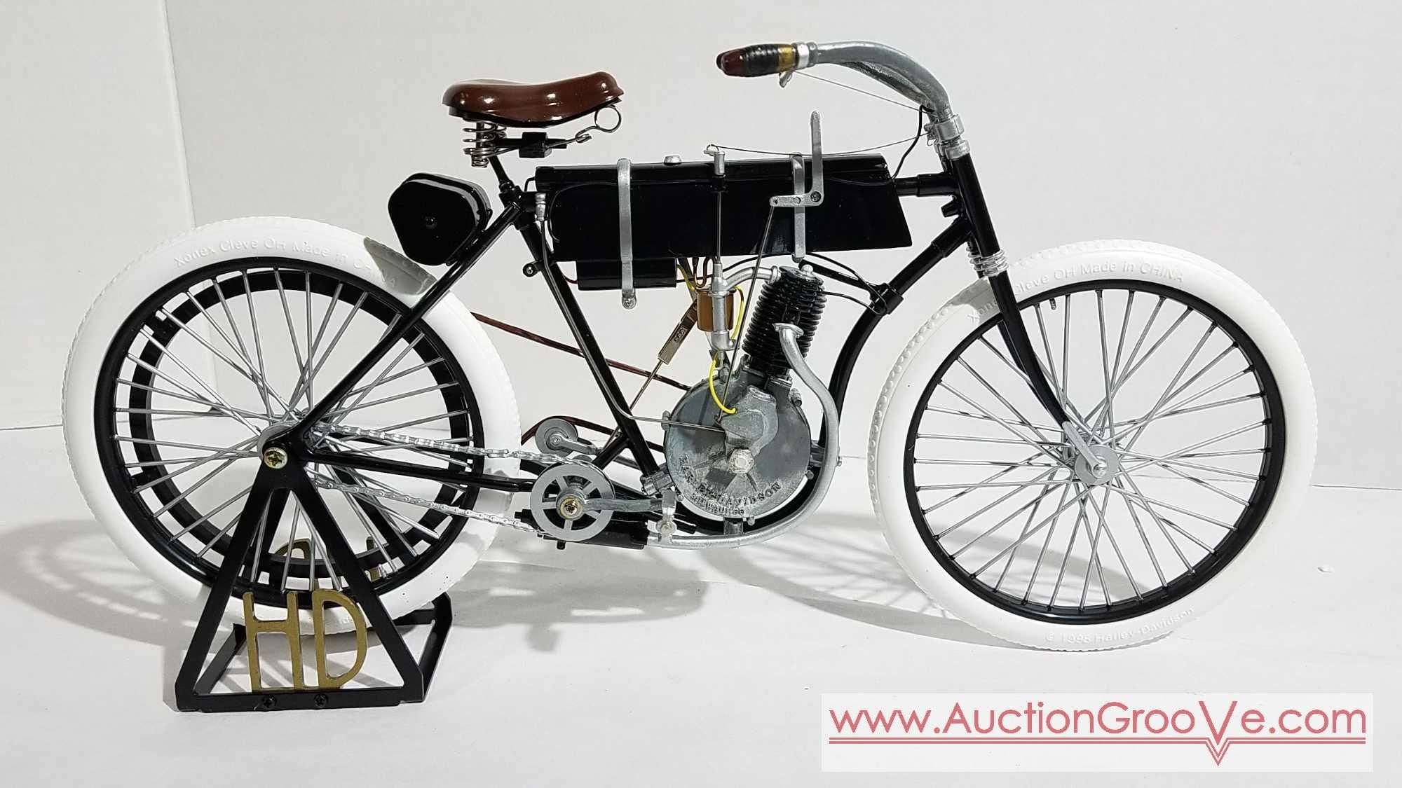 1903-1904 Harley Davidson Motorcycle, authentic replica. Diecast