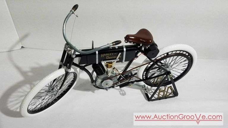 1903-1904 Harley Davidson Motorcycle, authentic replica. Diecast