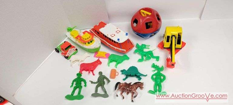 Assortment of vintage plastic toys. See photos.