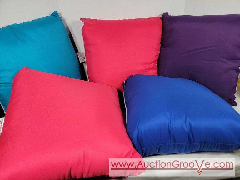 FIVE Decorative Pillows. BL
