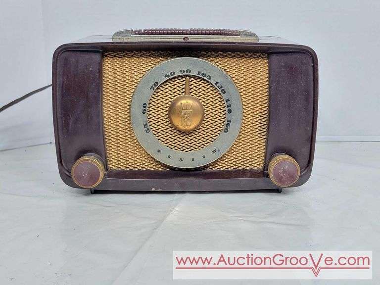 Zenith AM Radio. Model G615. Dis not test the cord is very crunchy. FR4