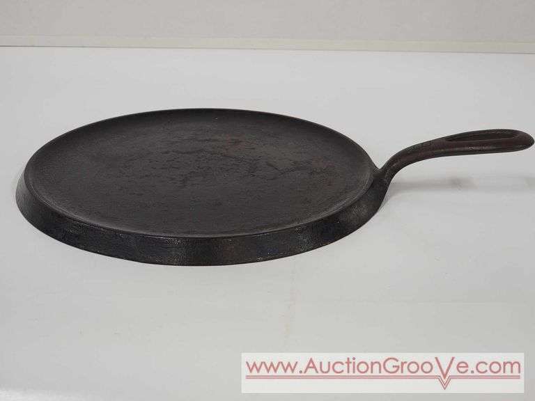 Griswold Cast Iron Griddle #8. 9" pan surface. A1