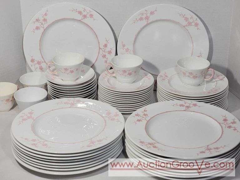 Blanche De Chine. Spode Copeland's China 59 Piece Set. England. No chips or cracks observed. Bb