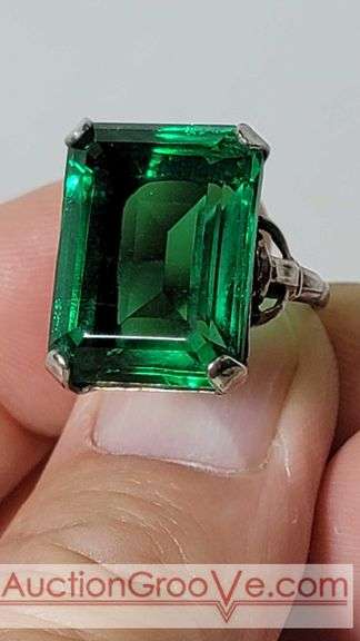 Size 8.5 Sterling Silver Ring with a Green, Emerald Cut Green Center Stone. Measures 20 x 15 x 9 mm. Probably glass or synthetic stone. B1
