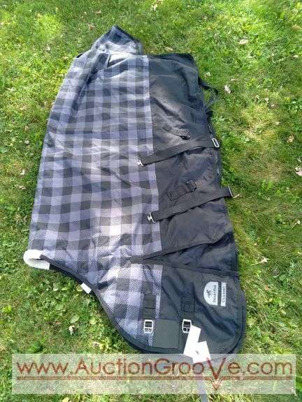 SmartPak classic turnout blanket in limited edition buffalo plaid, size 75. This blanket is new with tags and never used!
