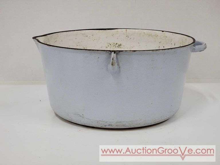 Vollrath Ware 8. Hanging Cast Iron Enamel Pot, Missing Metal Bale Handle. Light Blue. 12 x 5.5. B1