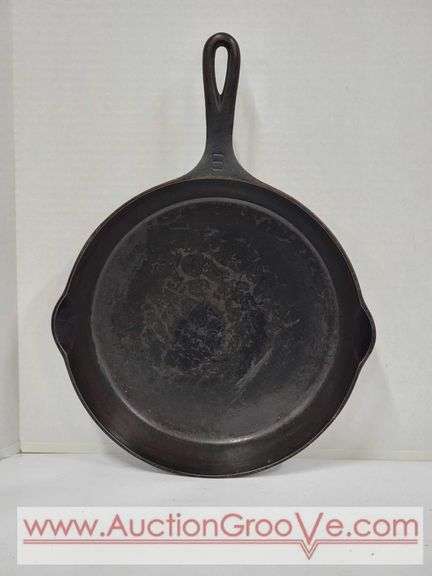 Griswold 8. 704. Cast Iron Pan. 9.5". 15 x 11 x 2. B2