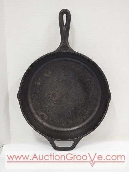 Lodge 8SK Cast Iron Pan. 9.5". 16 x 10.5 x 2. B2