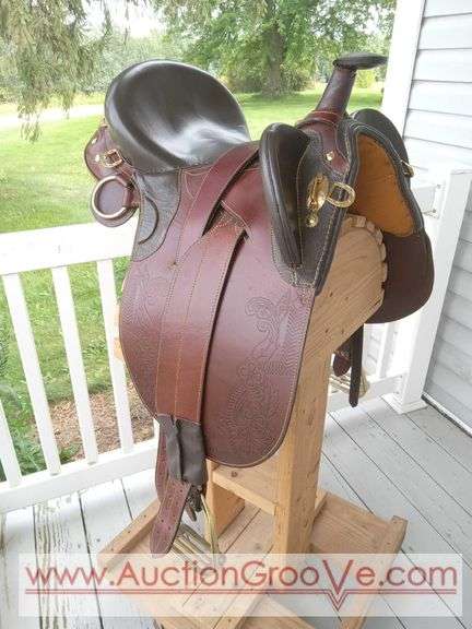 Australian saddle with detailed leather and gold trim. This saddle is in excellent condition with a little wear on seat, see photos. Number mark on saddle 02212057. Seat is 12.5in with 5in gullet. Add