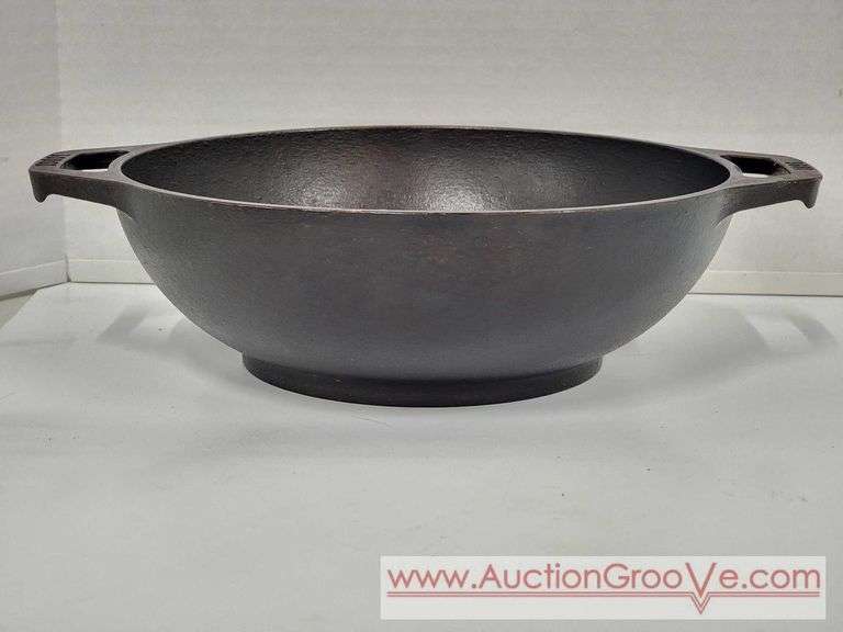 Lodge 9MW Cast Iron Pot. 11.5 x 3. B1