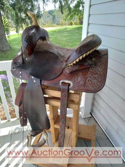 D&D Martha Josey barrel saddle. Brown leather saddle with great details and a leather pouch for your hoof pick! In good used condition. Has 14in seat with 5in gullet.