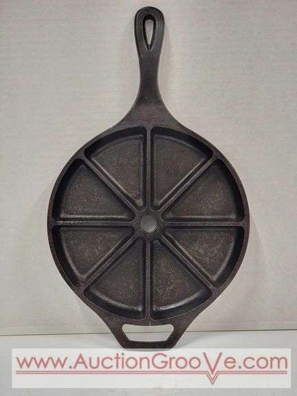 Lodge Cast Iron Wedge Pan. 8CB. 9". A2