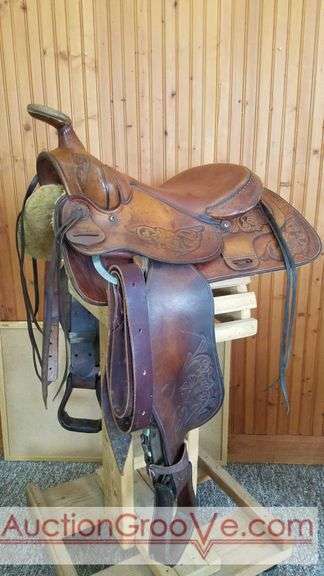 Fantastic Western Saddle by Hepeford Brand Tex Tan of Yoakum with leather details. This saddle is in great used condition and has been recently cleaned. Has a 6in gullet with 16in seat.