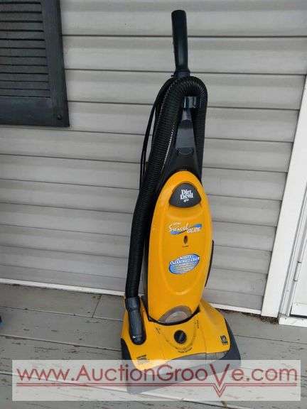 Dirt Devil swivel glide vacuum with long cord. Used vacuum works as it should, see photos for model number and more info.