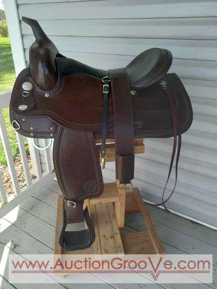 Circle Y Flex-Lite Park and Trail saddle. Like new brown leather saddle is clean and very gently used. Comes with leather girth, see photos. Seat is 17in with 5in gullet.