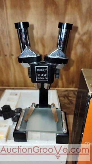 MONOLUX STEREO MICROSCOPE. See photos for details. Includes 6 - Specimens and a small skull, possibly Raccoon. R