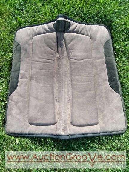 Contour tacky saddle pad in grey with black trim. Gently used pad 32x32.