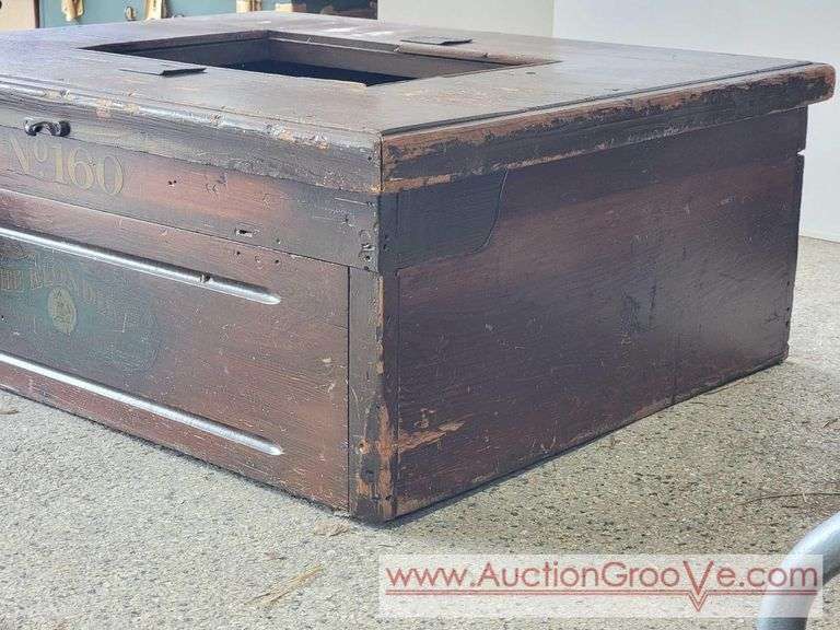 The Klondike Incubator Box No. 160. 35 x 28.5 x 13. XAB